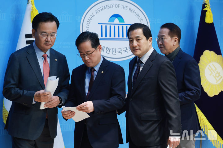 [서울=뉴시스] 고승민 기자 = 박수영 등 국민의힘 기획재정위원회 위원들이 5일 서울 여의도 국회 소통관에서 이혜훈 기획예산처 장관 후보자 인사청문회 관련 성명 발표 기자회견을 마친 뒤 퇴장하고 있다. 2026.01.05. kkssmm99@newsis.com