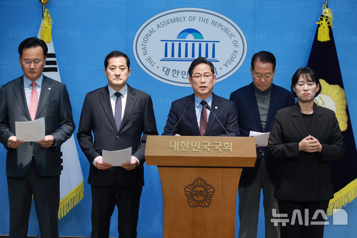 [서울=뉴시스] 고승민 기자 = 박수영 등 국민의힘 기획재정위원회 위원들이 5일 서울 여의도 국회 소통관에서 이혜훈 기획예산처 장관 후보자 인사청문회 관련 성명 발표 기자회견을 하고 있다. 2026.01.05. kkssmm99@newsis.com