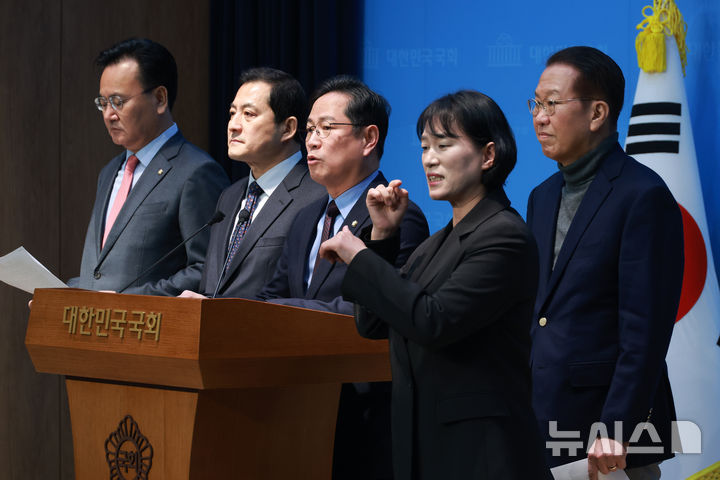 [서울=뉴시스] 고승민 기자 = 박수영 등 국민의힘 기획재정위원회 위원들이 5일 서울 여의도 국회 소통관에서 이혜훈 기획예산처 장관 후보자 인사청문회 관련 성명 발표 기자회견을 하고 있다. 2026.01.05. kkssmm99@newsis.com