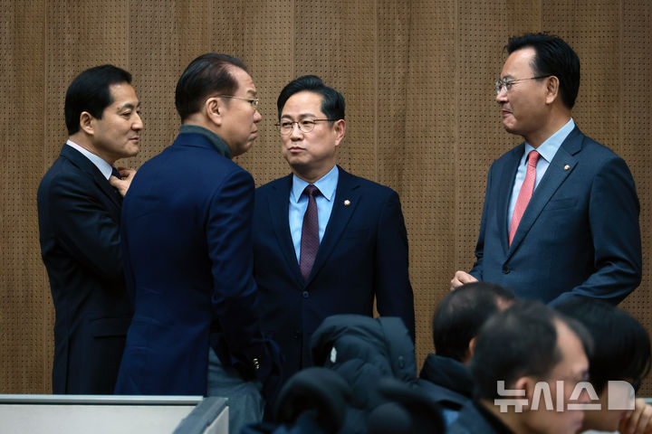 [서울=뉴시스] 고승민 기자 = 박수영 등 국민의힘 기획재정위원회 위원들이 5일 서울 여의도 국회 소통관에서 이혜훈 기획예산처 장관 후보자 인사청문회 관련 성명 발표 기자회견을 하기 전 대화하고 있다. 2026.01.05. kkssmm99@newsis.com