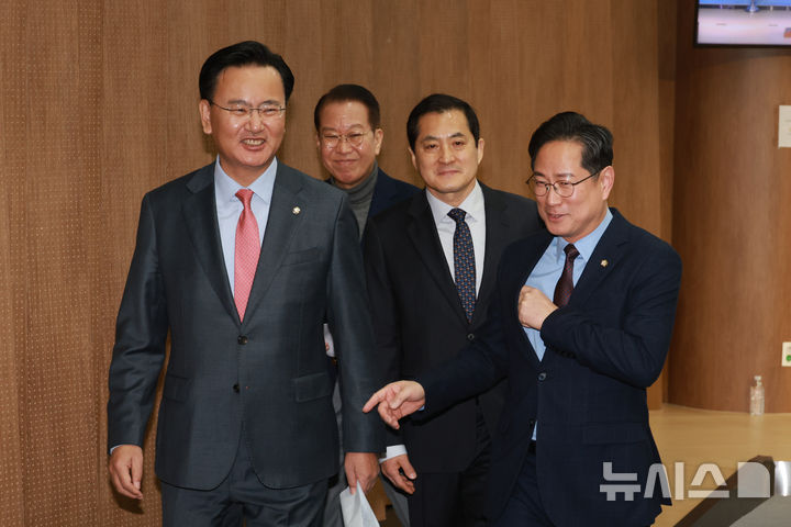 [서울=뉴시스] 고승민 기자 = 박수영 등 국민의힘 기획재정위원회 위원들이 5일 서울 여의도 국회 소통관에서 이혜훈 기획예산처 장관 후보자 인사청문회 관련 성명 발표 기자회견을 마친 뒤 퇴장하고 있다. 2026.01.05. kkssmm99@newsis.com