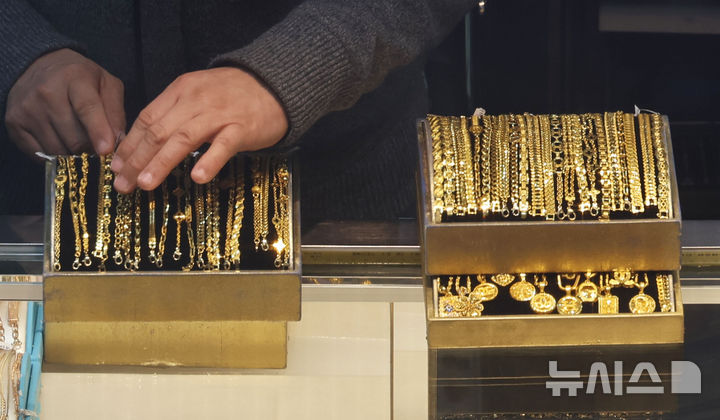 [서울=뉴시스] 5일 오후 서울 종로구 한 귀금속상가에 금이 진열되고 있다. 12일(현지 시간) 파이낸셜타임스(FT) 등에 따르면 국제 금 가격은 전 거래일 대비 113.80(2.53%) 오른 온스당 4614.70에 거래를 마쳐 사상 최고가를 기록했다. (사진=뉴시스DB) 2026.01.13. 
