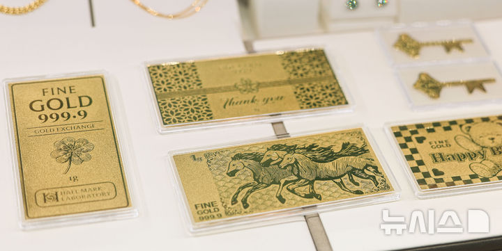 [서울=뉴시스] 5일 인베스팅닷컴에 따르면 이날 금 선물 가격은 오후 2시 50분 기준 온스당 4419.45달러로, 2.08% 상승했다. 은 선물 가격은 5.76% 급등한 75.105달러에 거래됐다. 사진은 5일 오후 서울 종로구 귀금속상가에 말 문양 금이 진열되어 있다. 2026.01.05.