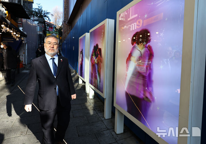 [서울=뉴시스] 최진석 기자 = 10.29이태원참사 특별조사위원회 송기춘 위원장이 5일 오전 서울 용산구 이태원역 1번 출구 골목 '10.29 기억과 안전의 길'을 찾아 관계자들과 함께 방문을 마친 뒤 이동하고 있다. 2026.01.05. myjs@newsis.com