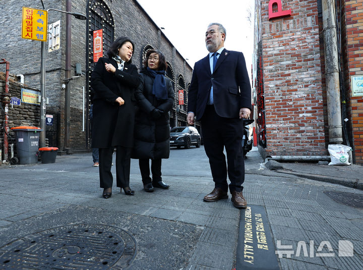 [서울=뉴시스] 최진석 기자 = 10.29이태원참사 특별조사위원회 송기춘 위원장이 5일 오전 서울 용산구 이태원역 1번 출구 골목 '10.29 기억과 안전의 길'을 찾아 관계자들과 함께 현장을 살펴보고 있다. 2026.01.05. myjs@newsis.com