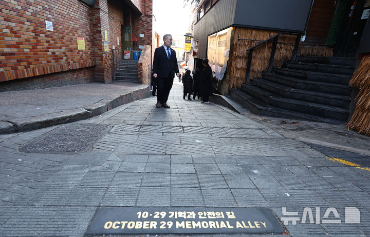 [서울=뉴시스] 최진석 기자 = 10.29이태원참사 특별조사위원회 송기춘 위원장이 5일 오전 서울 용산구 이태원역 1번 출구 골목 '10.29 기억과 안전의 길'을 찾아 관계자들과 함께 현장을 살펴보고 있다. 2026.01.05. myjs@newsis.com