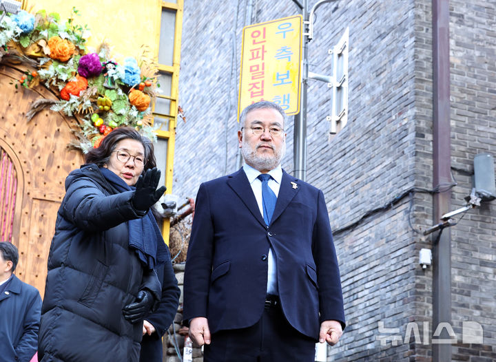 [서울=뉴시스] 최진석 기자 = 10.29이태원참사 특별조사위원회 송기춘 위원장이 5일 오전 서울 용산구 이태원역 1번 출구 골목 '10.29 기억과 안전의 길'을 찾아 관계자들과 함께 현장을 살펴보고 있다. 2026.01.05. myjs@newsis.com