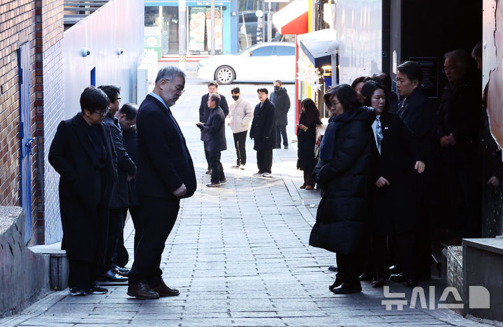 [서울=뉴시스] 최진석 기자 = 10.29이태원참사 특별조사위원회 송기춘 위원장이 5일 오전 서울 용산구 이태원역 1번 출구 골목 '10.29 기억과 안전의 길'을 찾아 관계자들과 함께 현장을 살펴보고 있다. 2026.01.05. myjs@newsis.com