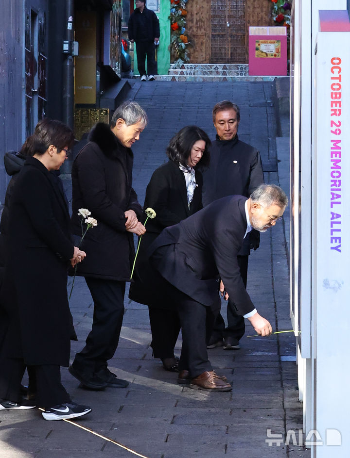 [서울=뉴시스] 최진석 기자 = 10.29이태원참사 특별조사위원회 송기춘 위원장이 5일 오전 서울 용산구 이태원역 1번 출구 골목 '10.29 기억과 안전의 길'을 찾아 관계자들과 함께 헌화하고 있다. 2026.01.05. myjs@newsis.com
