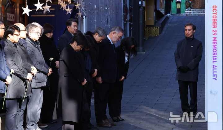 [서울=뉴시스] 최진석 기자 = 10.29이태원참사 특별조사위원회 송기춘 위원장이 5일 오전 서울 용산구 이태원역 1번 출구 골목 '10.29 기억과 안전의 길'을 찾아 관계자들과 함께 헌화 후 묵념하고 있다. 2026.01.05. myjs@newsis.com