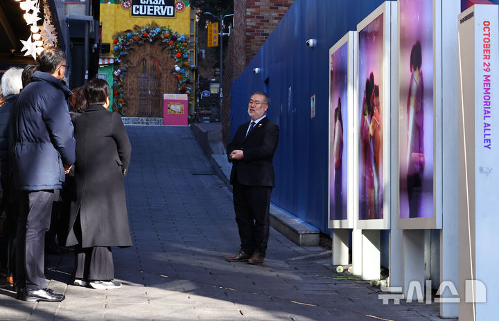 [서울=뉴시스] 최진석 기자 = 10.29이태원참사 특별조사위원회 송기춘 위원장이 5일 오전 서울 용산구 이태원역 1번 출구 골목 '10.29 기억과 안전의 길'을 찾아 관계자들과 함께 헌화 후 발언하고 있다. 2026.01.05. myjs@newsis.com