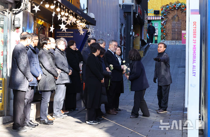 [서울=뉴시스] 최진석 기자 = 10.29이태원참사 특별조사위원회 송기춘 위원장이 5일 오전 서울 용산구 이태원역 1번 출구 골목 '10.29 기억과 안전의 길'을 찾아 관계자들과 함께 헌화하고 있다. 2026.01.05. myjs@newsis.com