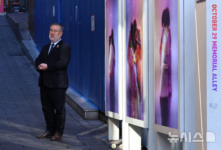 [서울=뉴시스] 최진석 기자 = 10.29이태원참사 특별조사위원회 송기춘 위원장이 5일 오전 서울 용산구 이태원역 1번 출구 골목 '10.29 기억과 안전의 길'을 찾아 관계자들과 함께 헌화 후 발언하고 있다. 2026.01.05. myjs@newsis.com