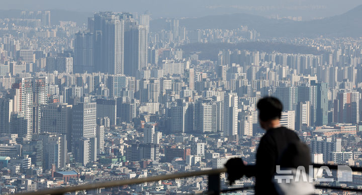 [서울=뉴시스] 김진아 기자 = 지난 5일 서울 중구 남산에서 서울시내 아파트가 보이고 있다. 2025.01.05. bluesoda@newsis.com