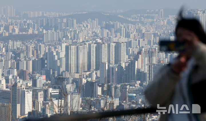 [서울=뉴시스] 김진아 기자 = 서울 중구 남산에서 서울시내 아파트가 보이고 있다. 2025.01.05. bluesoda@newsis.com
