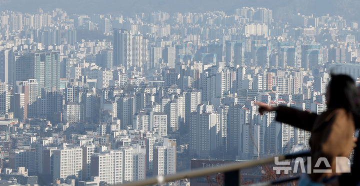 서울 중구 남산에서 서울시내 아파트가 보이고 있다. 뉴시스 자료사진.