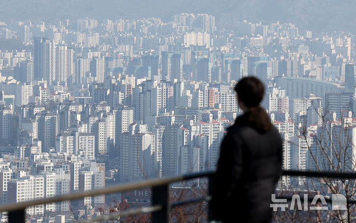 [서울=뉴시스] 김진아 기자 = 한국부동산원과 분양 업계 등에 따르면 지난해 12월 29일 기준 서울 아파트 평균 매매가격은 전 주 대비 0.21% 올라 47주 연속 상승했다. 정부의 10·15 대책 발표 기준으로 11주 연속 상승세를 이어갔다. 지난해 누계로는 8.71% 뛰어 2013년 한국부동산원이 통계를 집계한 이래 역대 가장 높았다.&nbsp; 5일 서울 중구 남산에서 서울시내 아파트가 보이고 있다. 2025.01.05. bluesoda@newsis.com
