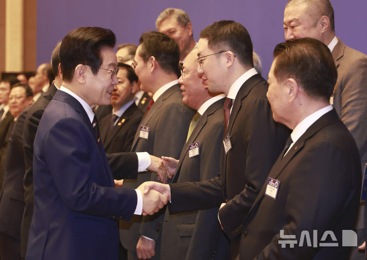 [베이징=뉴시스] 최동준 기자 = 중국을 국빈 방문 중인 이재명 대통령이 5일(현지 시간) 베이징 조어대에서 열린 한중 비즈니스 포럼 사전 간담회에서 구광모 LG그룹 회장과 악수하고 있다. 2026.01.05. photocdj@newsis.com