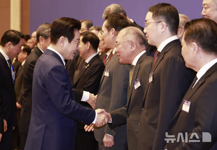 [베이징=뉴시스] 최동준 기자 = 중국을 국빈 방문 중인 이재명 대통령이 5일(현지 시간) 베이징 조어대에서 열린 한중 비즈니스 포럼 사전 간담회에서 정의선 현대차그룹 회장과 악수하고 있다. 2026.01.05. photocdj@newsis.com