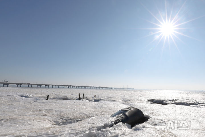 [인천=뉴시스] 전진환 기자 = 절기상 소한인 5일 오전 인천 중구 영종도 갯벌이 얼어붙어 있다. 2026.01.05. amin2@newsis.com