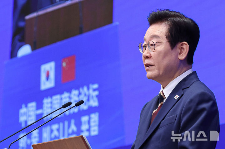 [베이징=뉴시스] 최동준 기자 = 중국을 국빈 방문 중인 이재명 대통령이 5일(현지 시간) 베이징 조어대에서 열린 한중 비즈니스 포럼에서 발언하고 있다. 2026.01.05. photocdj@newsis.com