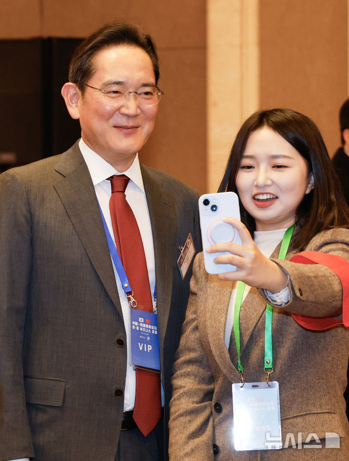 [베이징=뉴시스] 최동준 기자 = 이재용 삼성전자 회장이 5일(현지 시간) 베이징 조어대에서 열린 한중 비즈니스 포럼 사전 간담회에서 중국기자와 기념촬영을 하고 있다. 2026.01.05. photocdj@newsis.com