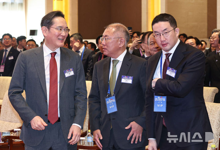 [베이징=뉴시스] 최동준 기자 = 이재용(왼쪽부터) 삼성전자 회장, 정의선 현대차그룹 회장, 구광모 LG그룹 회장이 5일(현지 시간) 베이징 조어대에서 열린 한중 비즈니스 포럼을 마치고 대화를 나누고 있다. 2026.01.05. photocdj@newsis.com