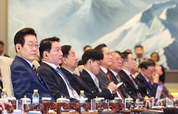 [베이징=뉴시스] 최동준 기자 = 중국을 국빈 방문 중인 이재명 대통령이 5일(현지 시간) 베이징 조어대에서 열린 한중 비즈니스 포럼에서 허리펑 중국 국무원 경제담당 부총리의 발언을 듣고 있다. 2026.01.05. photocdj@newsis.com