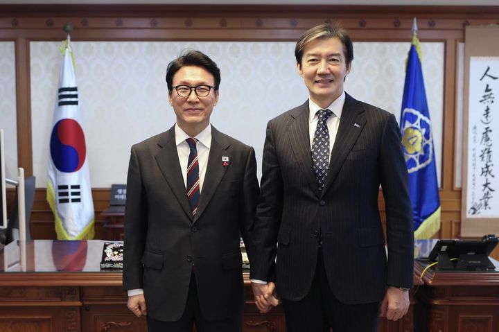 [서울=뉴시스] 조성봉 기자 = 김민석 국무총리가 5일 서울 종로구 정부종합청사 집무실에서 조국 조국혁신당 대표와 총리 소속 자문위원회인 ‘사회대개혁위원회’의 운영 방안을 논의하기 전 기념촬영을 하고 있다.(사진=조국혁신당 제공) 2026.01.05. photo@newsis.com *재판매 및 DB 금지