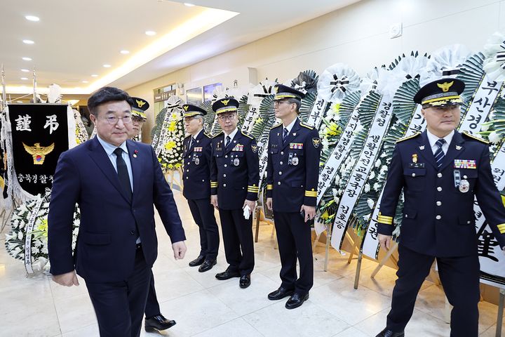 [서울=뉴시스] 윤호중 행정안전부 장관이 5일 전주시민장례문화원에 마련된 고속도로 교통사고처리 수습 중 순직한 경찰관 빈소를 찾아 녹조근정훈장을 선 추서한 뒤 빈소를 나서고 있다. (사진=행정안전부 제공) 2026.01.05. photo@newsis.com *재판매 및 DB 금지