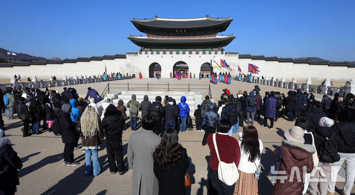 [서울=뉴시스] 홍효식 기자 = 지난해 4대 궁과 종묘, 조선왕릉을 찾은 관람객이 1,781만여 명으로 역대 최다 기록을 세웠다. 국가유산청 궁능유적본부는 2025년 경복궁·창덕궁·창경궁·덕수궁과 종묘, 조선왕릉을 찾은 관람객이 1,781만 4,848명으로 집계됐다고 5일 밝혔다. 2024년 연간 관람객(1,578만 129명)보다 12.8% 늘어난 수치다. 관람객이 가장 많이 찾은 고궁은 경복궁이며, 연간 관람객은 688만 6,650명으로, 전체 궁·능 관람객의 38.7%를 차지했다. 5일 서울 종로구 광화문 월대 앞에서 관람객들이 파수의식을 관람하고 있다. 2026.01.05. yesphoto@newsis.com