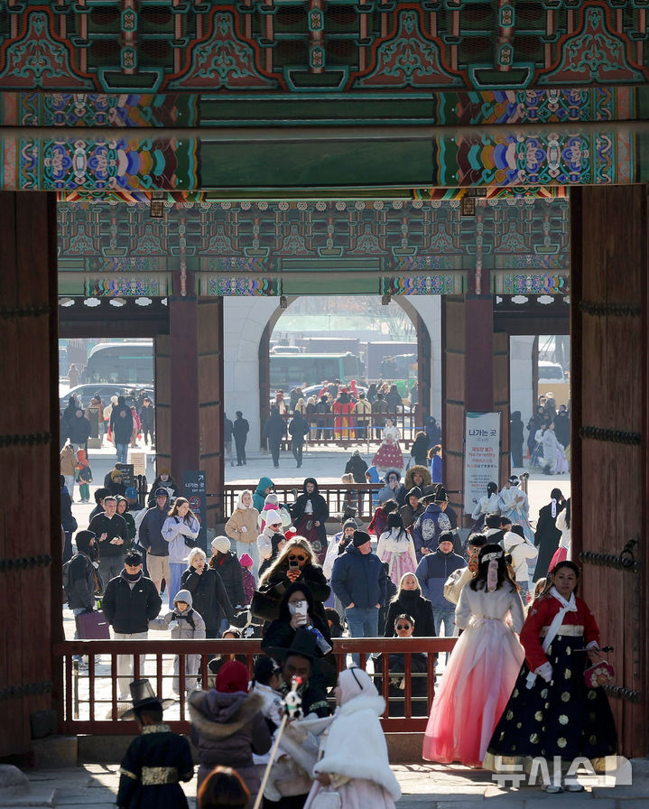 [서울=뉴시스] 홍효식 기자 = 지난해 4대 궁과 종묘, 조선왕릉을 찾은 관람객이 1,781만여 명으로 역대 최다 기록을 세웠다. 국가유산청 궁능유적본부는 2025년 경복궁·창덕궁·창경궁·덕수궁과 종묘, 조선왕릉을 찾은 관람객이 1,781만 4,848명으로 집계됐다고 5일 밝혔다. 2024년 연간 관람객(1,578만 129명)보다 12.8% 늘어난 수치다. 관람객이 가장 많이 찾은 고궁은 경복궁이며, 연간 관람객은 688만 6,650명으로, 전체 궁·능 관람객의 38.7%를 차지했다. 5일 서울 종로구 경복궁에서 관람객들이 궁을 둘러보고 있다. 2026.01.05. yesphoto@newsis.com