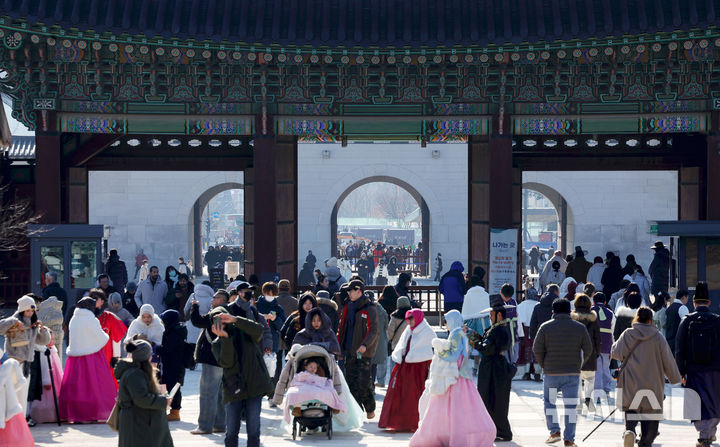 [서울=뉴시스] 홍효식 기자 = 지난해 4대 궁과 종묘, 조선왕릉을 찾은 관람객이 1,781만여 명으로 역대 최다 기록을 세웠다. 국가유산청 궁능유적본부는 2025년 경복궁·창덕궁·창경궁·덕수궁과 종묘, 조선왕릉을 찾은 관람객이 1,781만 4,848명으로 집계됐다고 5일 밝혔다. 2024년 연간 관람객(1,578만 129명)보다 12.8% 늘어난 수치다. 관람객이 가장 많이 찾은 고궁은 경복궁이며, 연간 관람객은 688만 6,650명으로, 전체 궁·능 관람객의 38.7%를 차지했다. 5일 서울 종로구 경복궁에서 관람객들이 궁을 둘러보고 있다. 2026.01.05. yesphoto@newsis.com