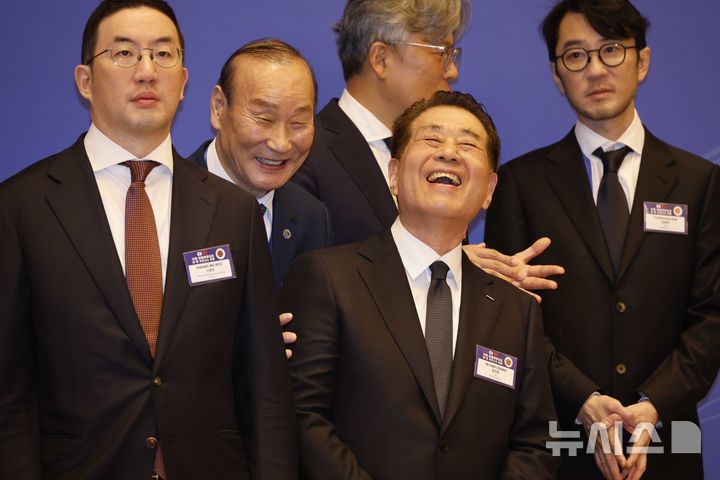 [베이징=뉴시스] 최동준 기자 = 최병오 패션그룹형지 회장과 장인화 포스코 회장이 5일 중국 베이징 조어대에서 열린 한중 비즈니스포럼에서 대화하고 있다. 2026.01.05. photocdj@newsis.com