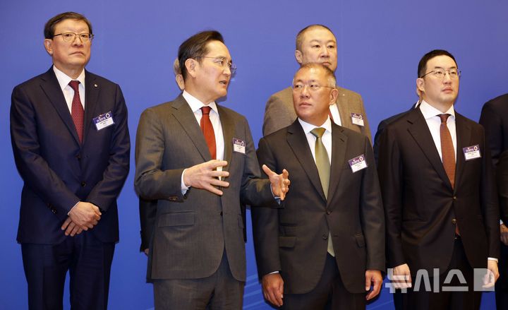 [베이징=뉴시스] 최동준 기자 = 이재용(왼쪽부터) 삼성전자 회장, 정의선 현대차그룹 회장, 구광모 LG그룹 회장 등 참석 내빈들이 5일(현지 시간) 베이징 조어대에서 열린 한중 비즈니스 포럼 사전 간담회에서 기념촬영을 준비하며 대화하고 있다. 2026.01.05. photocdj@newsis.com