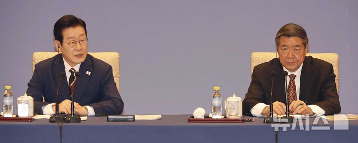 [베이징=뉴시스] 최동준 기자 = 중국을 국빈 방문 중인 이재명 대통령이 5일(현지 시간) 베이징 조어대에서 열린 한중 비즈니스 포럼 사전 간담회에서 발언하고 있다. 오른쪽은 허리펑 중국 국무원 경제담당 부총리. 2026.01.05. photocdj@newsis.com