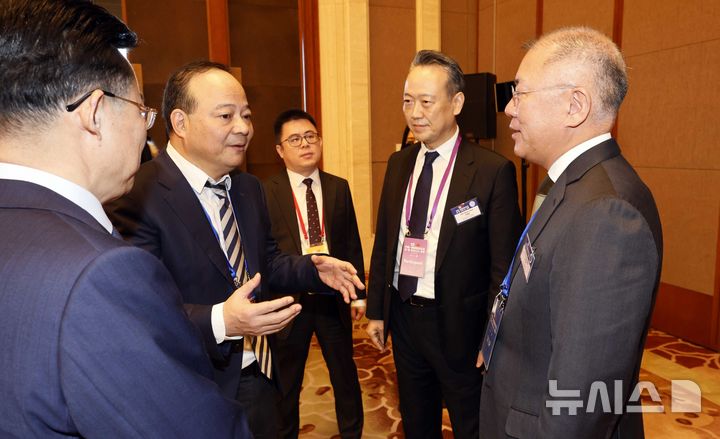 [베이징=뉴시스] 최동준 기자 = 정의선 현대차그룹 회장이 5일 중국 베이징 조어대에서 열린 한중 비즈니스포럼에서 쩡위췬 CATL회장 대화하고 있다. 2026.01.05. photocdj@newsis.com