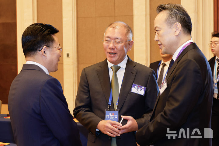 [베이징=뉴시스] 최동준 기자 = 정의선 현대차그룹 회장이 5일 중국 베이징 조어대에서 열린 한중 비즈니스포럼에서 참석자들과 대화하고 있다. 2026.01.05. photocdj@newsis.com
