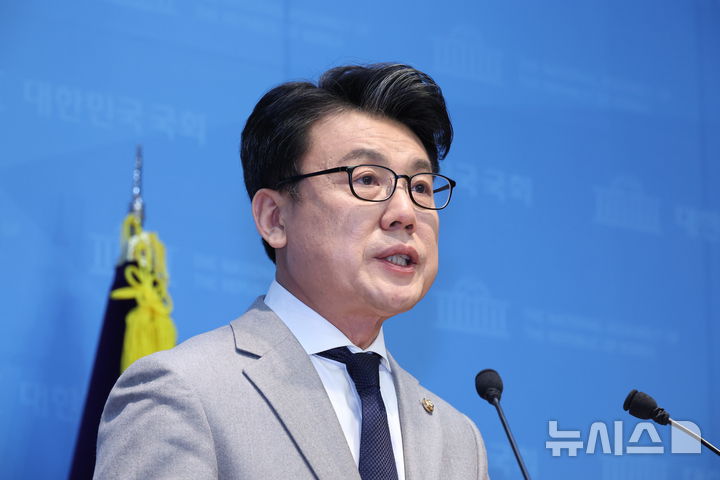 [서울=뉴시스] 김금보 기자 = 진성준 더불어민주당 원내대표 후보가 5일 오후 서울 여의도 국회 소통관에서 원내대표 보궐선거 공약을 발표하고있다. 2026.01.05. kgb@newsis.com