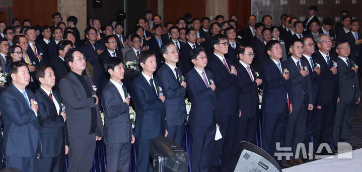 [서울=뉴시스] 권창회 기자 = 5일 서울 중구 롯데호텔에서 열린 2026 범금융 신년인사회에서 이억원 금융위원장, 이찬진 금융감독원장, 이창용 한국은행 총재 등 정·관계 및 금융계 주요 인사가 국민의례를 하고 있다. (공동취재) 2026.01.05. photo@newsis.com