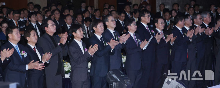 [서울=뉴시스] 권창회 기자 = 5일 서울 중구 롯데호텔에서 열린 2026 범금융 신년인사회에서 이억원 금융위원장, 이찬진 금융감독원장, 이창용 한국은행 총재 등 정·관계 및 금융계 주요 인사가 박수를 치고 있다. (공동취재) 2026.01.05. photo@newsis.com