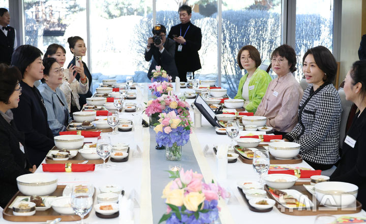 [베이징=뉴시스] 최동준 기자 = 김혜경 여사가 5일(현지 시간) 베이징 주한 한국대사관저에서 열린 한중 가교 역할 중국인 여성 초청 한식 오찬 간담회에서 인사말을 하고 있다. 2026.01.05. photocdj@newsis.com