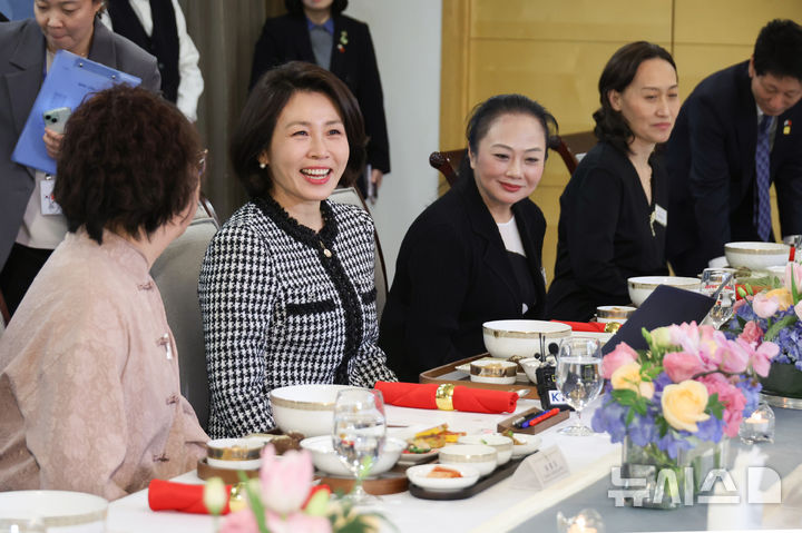 [베이징=뉴시스] 최동준 기자 = 김혜경 여사가 5일(현지 시간) 베이징 주한 한국대사관저에서 열린 한중 가교 역할 중국인 여성 초청 한식 오찬 간담회에서 인사말을 하고 있다. 2026.01.05. photocdj@newsis.com