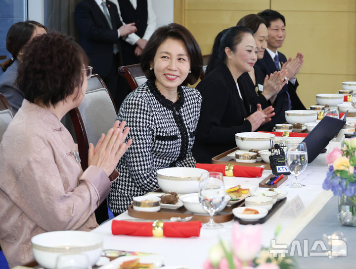 [베이징=뉴시스] 최동준 기자 = 김혜경 여사가 5일(현지 시간) 베이징 주한 한국대사관저에서 열린 한중 가교 역할 중국인 여성 초청 한식 오찬 간담회에서 참석자들을 바라보며 미소짓고 있다. 2026.01.05. photocdj@newsis.com