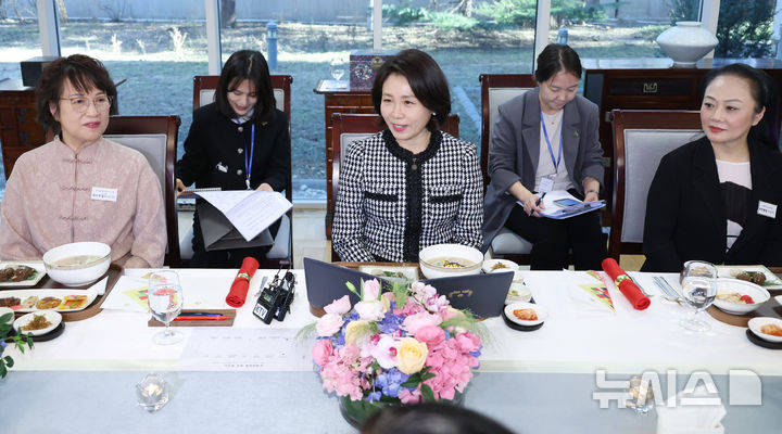 [베이징=뉴시스] 최동준 기자 = 김혜경 여사가 5일(현지 시간) 베이징 주한 한국대사관저에서 열린 한중 가교 역할 중국인 여성 초청 한식 오찬 간담회에서 인사말을 하고 있다. 2026.01.05. photocdj@newsis.com