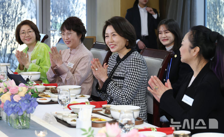 [베이징=뉴시스] 최동준 기자 = 김혜경 여사가 5일(현지 시간) 베이징 주한 한국대사관저에서 열린 한중 가교 역할 중국인 여성 초청 한식 오찬 간담회에서 왕단 북경대 외국어대학 부학장의 발언을 듣고 박수치고 있다. 2026.01.05. photocdj@newsis.com