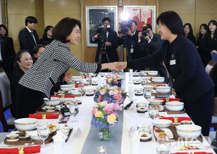 김혜경 여사, 中 여성 주요인사에 떡만둣국 대접! 한중 사이 좋아질 듯! [뉴시스Pic]