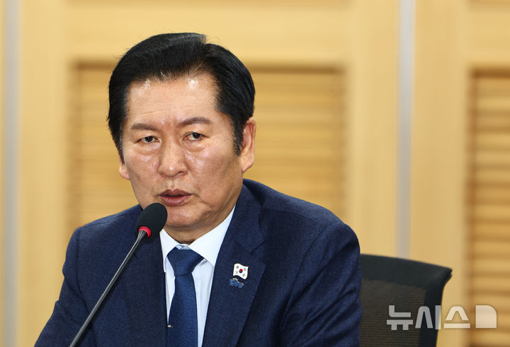 [서울=뉴시스] 김명년 기자 = 정청래 더불어민주당 대표가 5일 오후 서울 여의도 국회 의원회관에서 열린 'AI 산업 경쟁력 강화 전략 국회토론회'에서 축사하고 있다. 2026.01.05. kmn@newsis.com