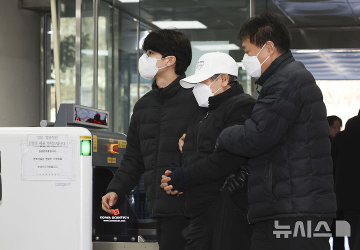 [서울=뉴시스] 김근수 기자 = 서울 종각역 인근에서 차량 돌진 사고를 내 15명의 사상자를 발생시킨 70대 택시 운전자 A씨가 5일 서울 서초구 서울중앙지방법원에서 구속 전 피의자 심문(영장실질심사)을 받기 위해 법원으로 들어서고 있다. 2026.01.05. ks@newsis.com