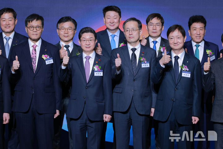 [서울=뉴시스] 권창회 기자 = 5일 서울 중구 롯데호텔에서 열린 2026 범금융 신년인사회에서 이억원 금융위원장, 이찬진 금융감독원장, 이창용 한국은행 총재 등 정·관계 및 금융계 주요 인사들이 기념촬영을 하고 있다. (공동취재) 2026.01.05. photo@newsis.com